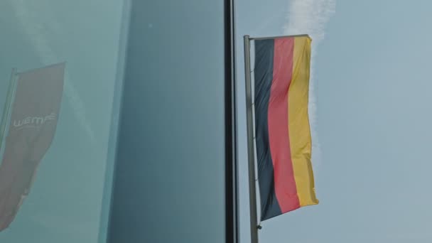 DUSSELDORF, ALEMANIA - 1 de julio de 2021: Vista recortada desde el dron en el moderno edificio de vidrio en Düsseldorf, Alemania con bandera. Edificios de lujo en la calle. Concepto de arquitectura. — Vídeos de Stock