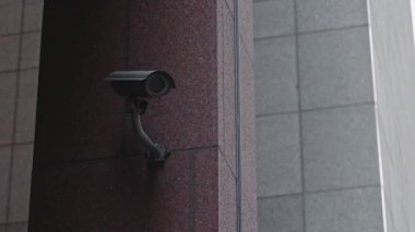 Yüksek binadayken, dışarıda neler olup bittiğini gösteren ve hareket eden güvenlik kamerasının kırpılmış görüntüsü..