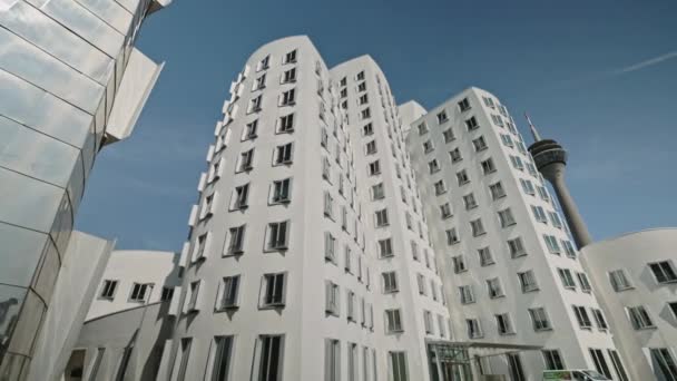 DUSSELDORF，德国，2021年7月1日：媒体港Medienhafen的Neuer Zollhof金属建筑的低视角视图。壮观的后现代建筑. — 图库视频影像