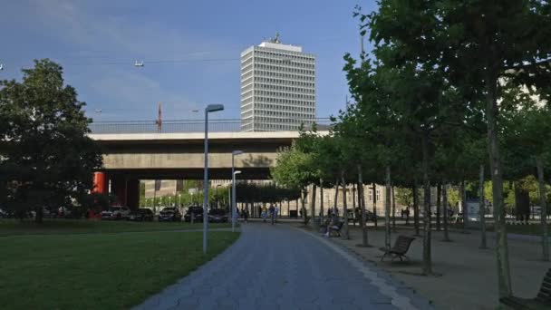 DUSSELDORF, DUITSLAND - 1 juli 2021: Hoogbouw glazen kantoorgebouw in het centrum. Laag uitzicht op wolkenkrabbers gevels, groene bomen en stralende zon blauwe hemel. Nieuwe gebouwen tijdens de zomerdag. — Stockvideo