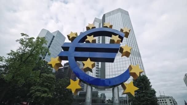 FRANKFURT, NIEMCY - sierpień 2021 r.: Rzeźba euro niemiecka dla rzeźby euro założona przed Europejskim Bankiem Centralnym, oznakowanie elektroniczne ze znakiem euro i dwunastoma gwiazdami wokół. — Wideo stockowe