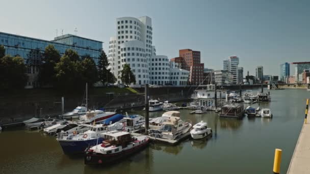 DÜSSELDORF - 1. Juli 2021: Überflug des Düsseldorfer Medienhafens in Deutschland - Europa. Neuer Hafen in einer deutschen Stadt. Sommersonniger Tag. — Stockvideo