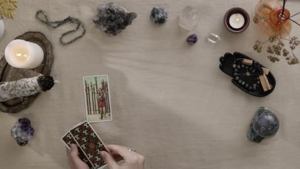 New York, États-Unis - 1er mai 2021 : Vue de dessus de la carte de tarot sur la table. Fortune caissière femme lisant un avenir par cartes de tarot tout en le mettant au bureau. Concept ésotérique, divination et prédictions. — Video