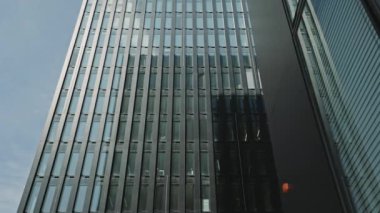 DÜZSELDORF, ALMANY - 1 Temmuz 2021: Kamera talebi bir Hyatt otelidir. Medya Hafen ve Hyatt Regency Düsseldorf Oteli 'nin geçmişi. Düşük açı görünümü.