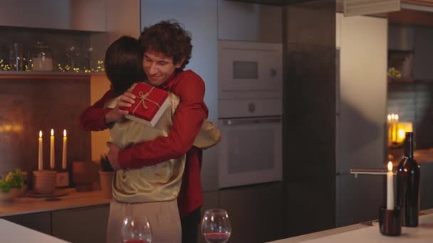 Verliebte Menschen umarmen sich und teilen Geschenke zu Hause — Stockvideo