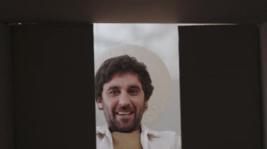 Evdeki karton kutuyu açan heyecanlı adam.