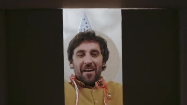 백인 생일 축하 파티에서 상자를 여는 남자 — 비디오