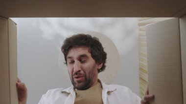 Adam karton kutuyu açarken iğrenç kokuyor.