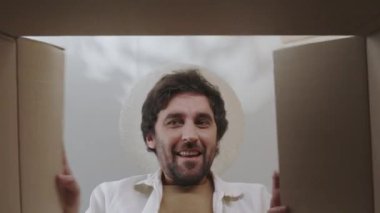 Memnun olmayan sakallı adam, paket kutusunu açarken online sipariş yüzünden şaşırdı. Kafkas müşteriler paketleri indiriyor ve evde yanlış satın alıyorlar..