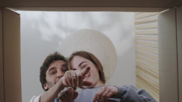 Feliz pareja en abrazo apertura caja con presente — Vídeos de Stock