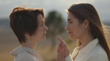 Romantik ilişkilerde kadınlar açık havada elleriyle dokunuyor.