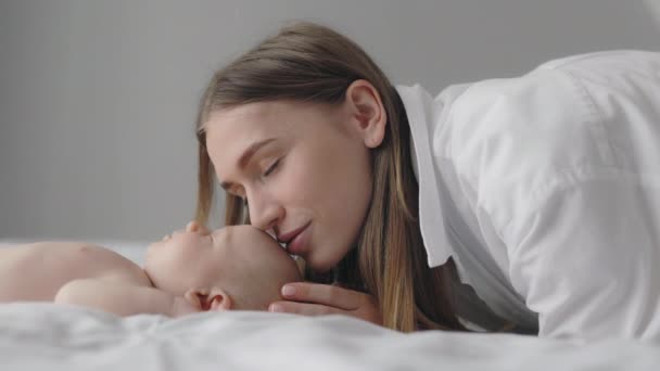 Anne, uykulu oğlunu kucaklıyor ve öpüyor. — Stok video