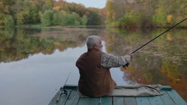 少年与祖父在湖上的木制码头钓鱼 — 图库视频影像