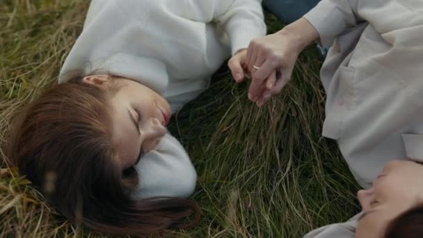 在一起躺着的关系中温柔体贴的年轻妇女 — 图库视频影像