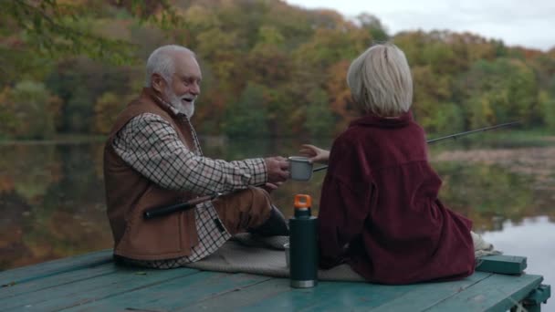 Feliz abuelo con nieto pesca juntos en el lago — Vídeos de Stock