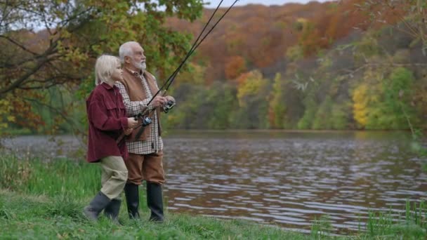 爷爷和孙子站在河边钓鱼 — 图库视频影像