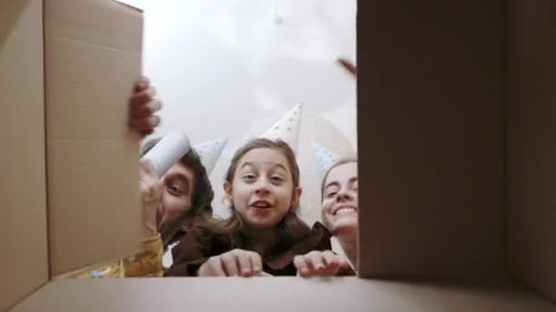 Šťastné dítě s rodiči otevření box s narozeninovým dárkem — Stock video