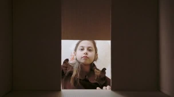 생일 선물이 들어 있는 상자 안을 보고 있는 버려진 아이 — 비디오