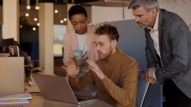 Profesyonel yöneticiler ya da akıl hocaları birbirlerine yardım ediyor, tartışıyorlar, online işi açıklıyorlar, bilgisayar kullanıyorlar, konuşuyorlar, ofiste takım çalışması yapıyorlar..