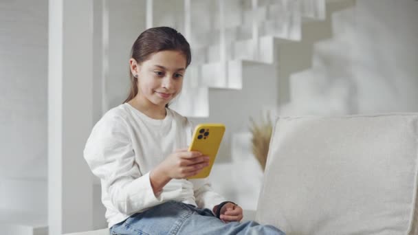 Щасливий білий підліток отримує хороші новини на мобільному — стокове відео