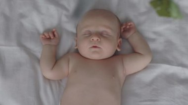 Kafkas bebek rahat yatakta tatlı rüyalar görüyor.