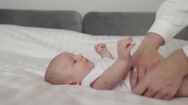 Nahaufnahme einer Mutter, die ihrem neugeborenen Sohn die Windel wechselt — Stockvideo