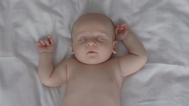 Słodkie dziecko chłopiec spać spokojnie w łóżku — Wideo stockowe