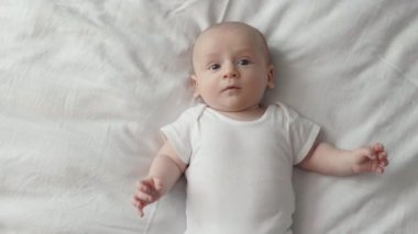 Yeni doğan çocuğun yatakta tek başına yatışının en güzel görüntüsü.