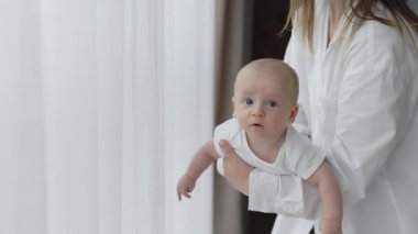 Sevecen bir annenin yeni doğan oğluyla oynaması.