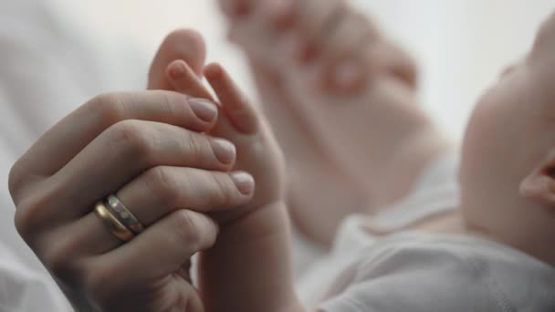 Close up de mães mãos brincando com bebê recém-nascido bonito — Vídeo de Stock