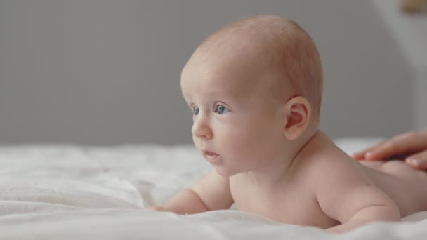 Madre facendo massaggio per la parte posteriore del bambino carino — Video Stock