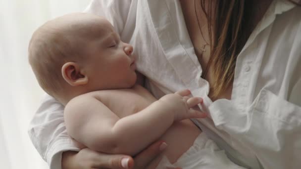 Close-up de cuidar mãe abraçando bebê menino em casa — Vídeo de Stock