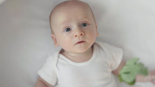 Vue du dessus du bébé garçon nouveau-né couché dans son lit — Video