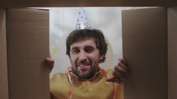 El hombre de cumpleaños se siente sorprendido al abrir la caja de paquetes — Vídeos de Stock