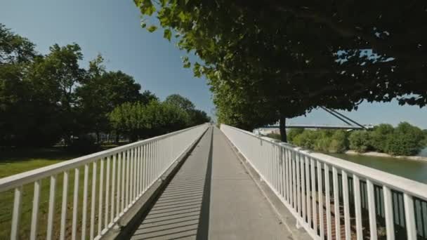 DUSSELDORF, ALEMANIA - 1 de julio de 2021: Vista de cámara de movimiento del moderno puente sobre el Rin en Düsseldorf, Alemania. Gran día de verano. Río bajo el puente. — Vídeos de Stock