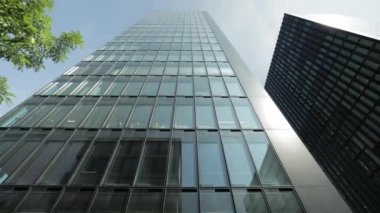 Finans Bölgesi Kuleleri. İş yeri kuleleri ve veri tabanında toplanmış. Gün, gökdelenler ve ofis binaları. Şehir merkezi batıya gidiyor..