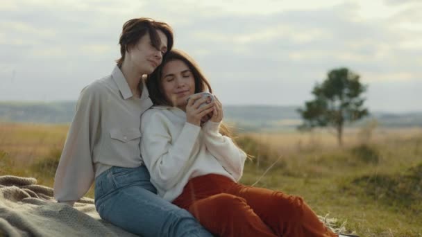 Zwei Lesben umarmen und reden an der frischen Luft — Stockvideo