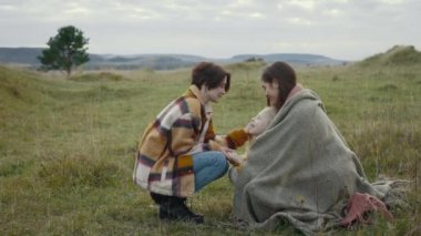 Yeşil doğada güzel kızıyla oynayan iki lezbiyen.