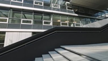 DÜKSELDORF, GERMANY - 1 Temmuz 2021: Modern ofis binasındaki modern merdiven veya merdiven görüntüsü. Güneşli bir gün. Mimarlık konsepti.
