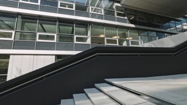 DÜSSELDORF, DEUTSCHLAND - 1. Juli 2021: Bewegungskamera-Blick auf das moderne Treppenhaus im modernen Bürohausinnenraum. Sonniger Tag. Architekturkonzept. — Stockvideo