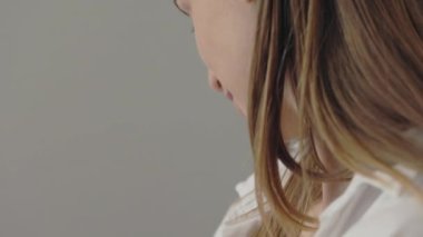 Yeni doğan erkek bebek şefkatli annelerde uyuyor.