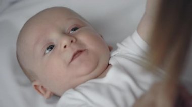 Sevecen küçük bir çocuğun şefkatli bir anneyle oynaması.