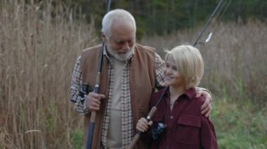 Büyükbaba balıktan sonra torunuyla yürüyüp konuşuyor.