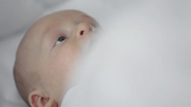 Küçük bebek anne ile oynarken içtenlikle gülümsüyor.