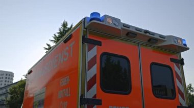 DÜZSELDORF, ALMANY - 1 Temmuz 2021: Kırmızı itfaiye arabası acil durum ışıkları, itfaiye, itfaiye aracı, yakın çekim. İtfaiyecilerin kamyoneti biraz daha yakın, acil servis kavramı.
