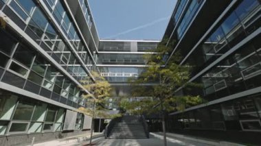 DÜKSELDORF, GERMANY - 1 Temmuz 2021: Düsseldorf, Almanya 'da modern binalar. Güneşli yaz gününde yeni ofis binaları. Modern binalar. İnsansız hava aracı şehrin üzerinde uçuyor