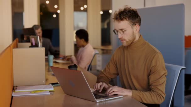 Emocionado Joven Empresario Mirando Pantalla Del Ordenador Portátil Celebrando Ganar — Vídeos de Stock