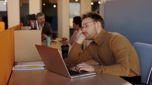 Hombre Cansado Durmiendo Lugar Trabajo Hombre Negocios Soñoliento Aburrido Tratando — Vídeos de Stock