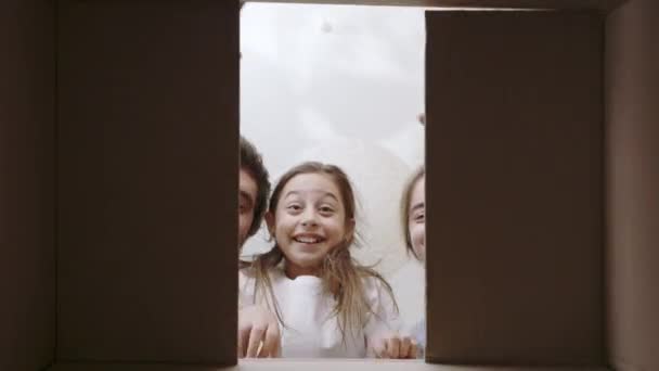 Молодые Кавказские Родители Милая Дочь Распаковывают Картонную Посылку Дома Женщине — стоковое видео