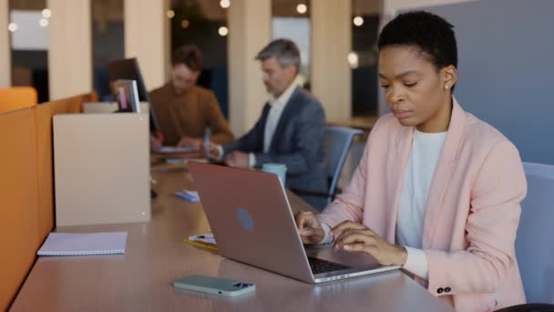 Ofiste Otururken Dizüstü Bilgisayarda Çalışan Afro Amerikalı Genç Bir Kadın — Stok video
